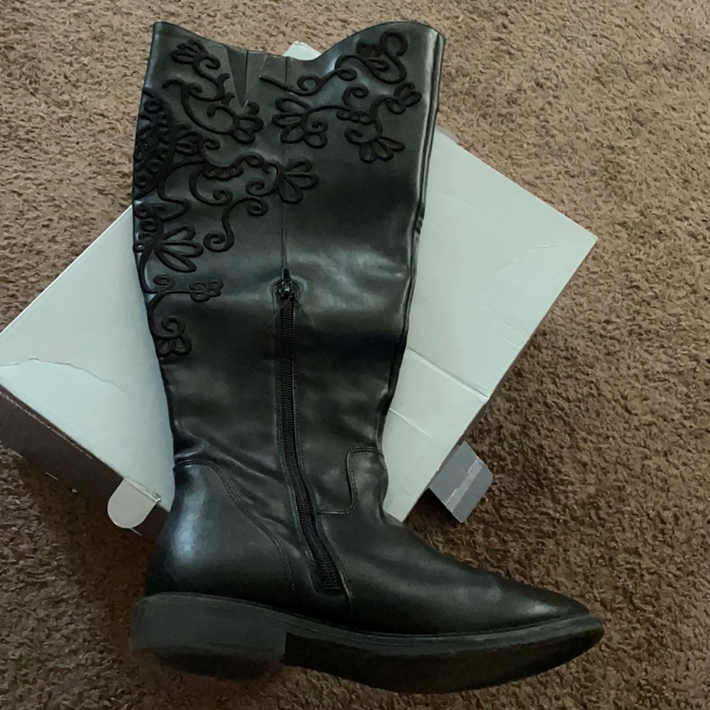 Black knee boots, never worn. Size is 8W